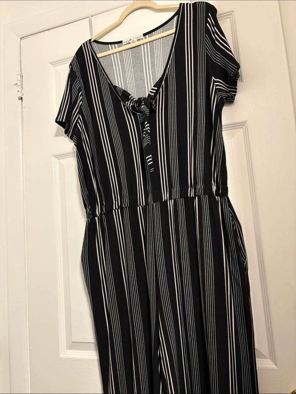 Eye Candy Black & White Striped Short-Sleeve Jumpsuit size 2X PtP 27 Inseam 32